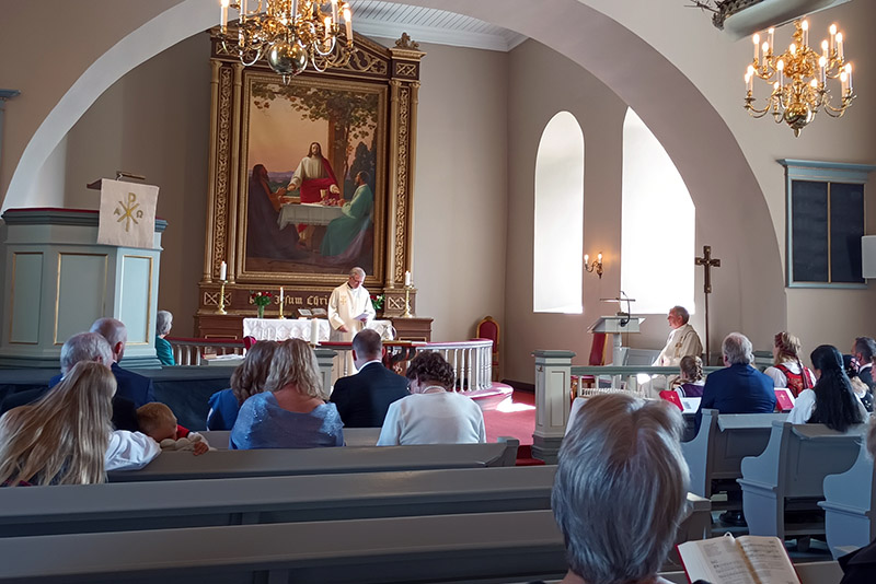 Prost Øystein Magelssen innleder i avskjedsgudstjenesten til sokneprest Ragnar Petersson