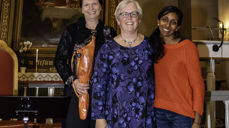 Anne Ma Flaten (midten) med Åshild Wetterhus holdt en magisk konsert. Frogners kantor, Bina Karpisova (høyre), takket for glimrende konsert.