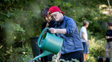 Vanning av grav. Foto: Bo Mathisen