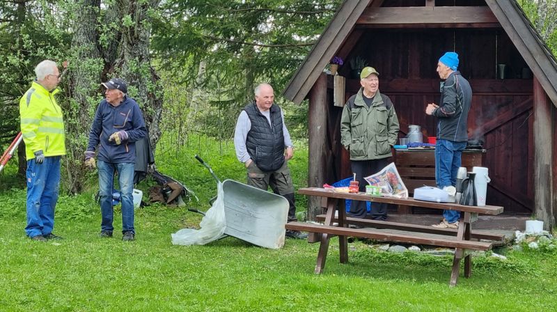 Malvik Rotary hadde dugnad ved Mariakirken 27. mai.