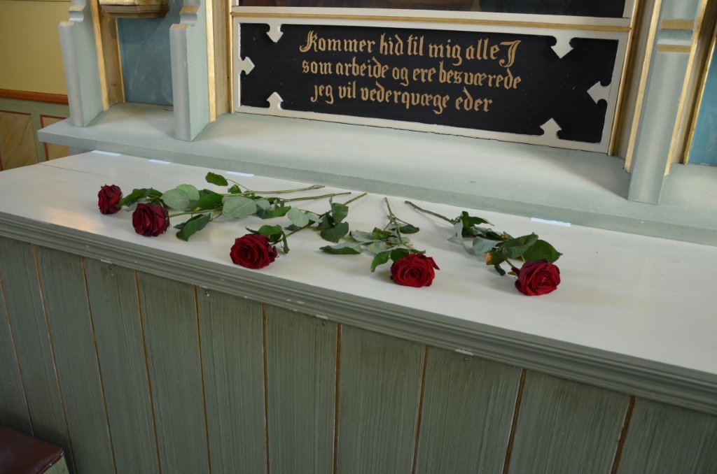 Altaret på langfredag, avkledd og med 5 roser for Jesu 5 sår
