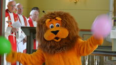 Løva og prestar i feststemning (Her frå jubileum 2016) foto: AK.Uthaug