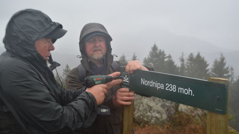 Nordnipo vart skiltmerka ein småsur laurdag tidleg i november 2018. Veret er likevel ikkje noko stort problem når ein har godt turfølgje, som Kåre Skibenes (t.v.) og Arnt Brakstad (foto: Arve Kjell Uthaug).