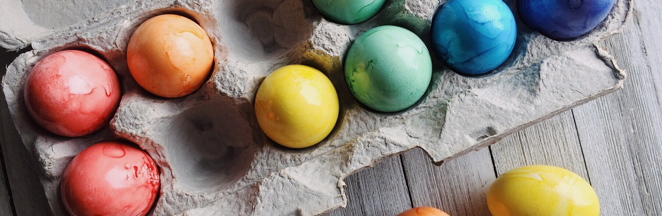 Malte påskeegg i eggkartong