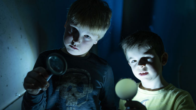 Bilde av to forskende barn med forstørrelsesglass. Foto: Sven-Erling Brusletto