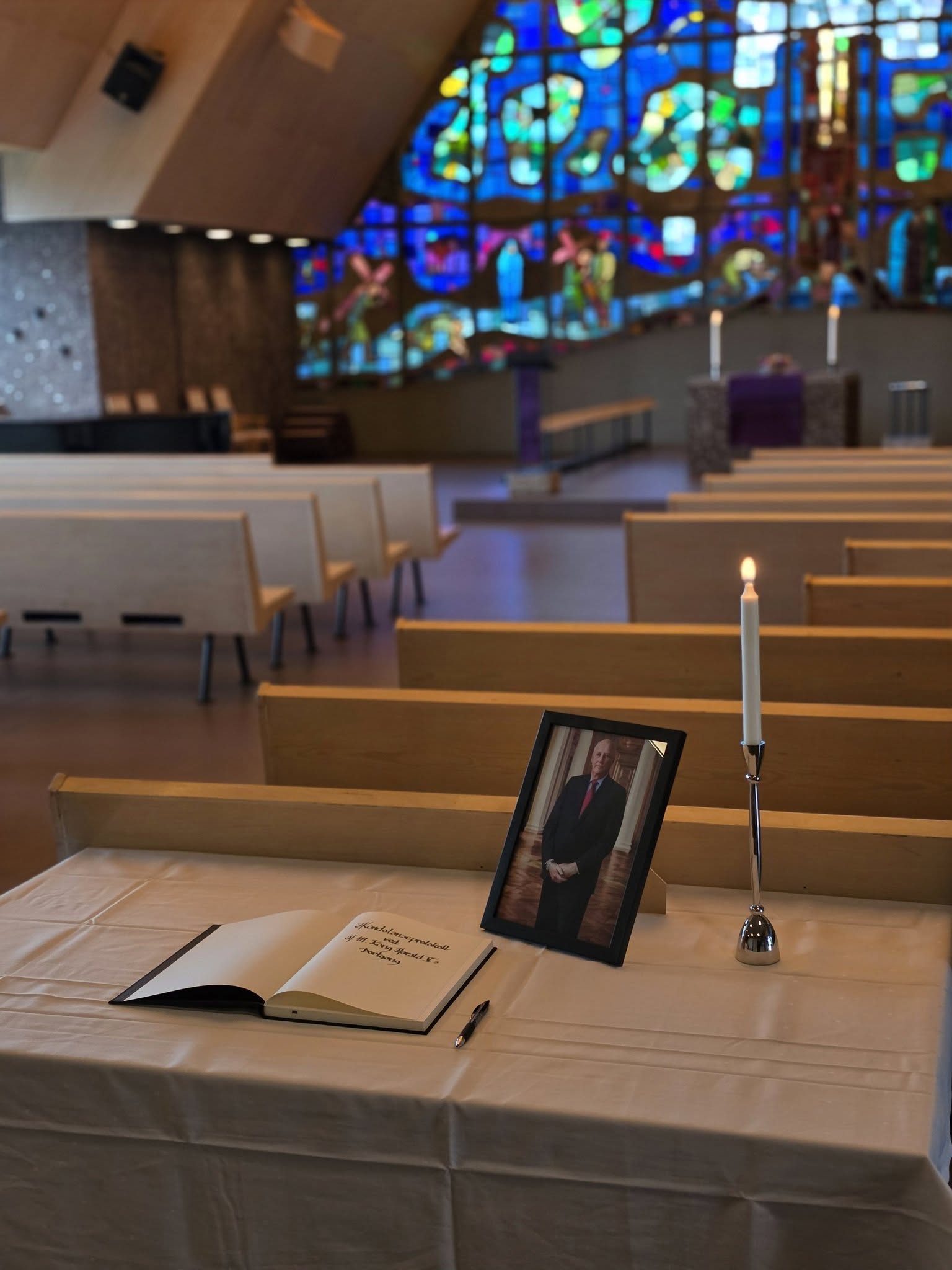 Åpen kirke med kondolanseprotokoll