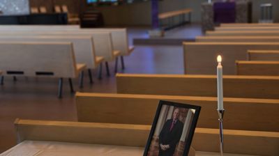 Åpen kirke med kondolanseprotokoll