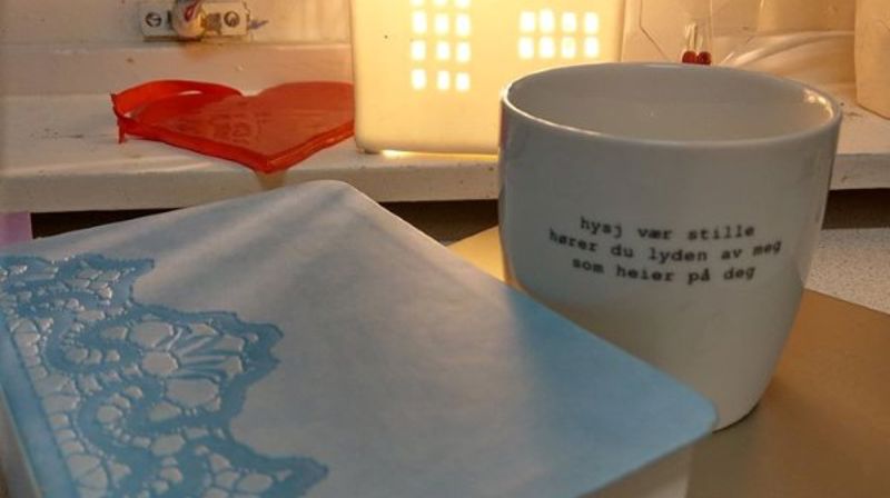 Bilde av en bok og en kaffekopp Foto: Ditte Fostervold