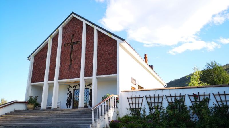 Bilde av hovedinngangen til Fredskapellet