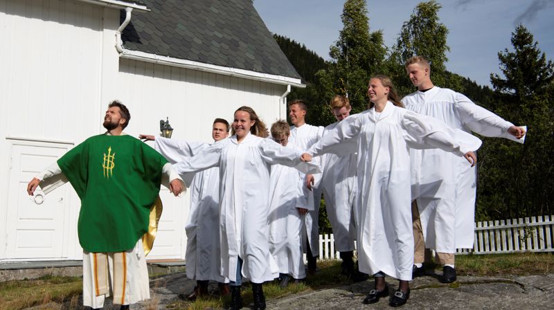Konfirmanter og prest kan endelig se fram til konfirmasjonen! Foto: Elin Strand