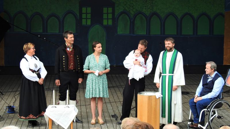 Dåpsbarnet Solveig Nupen Grøndalen med foreldre og faddere