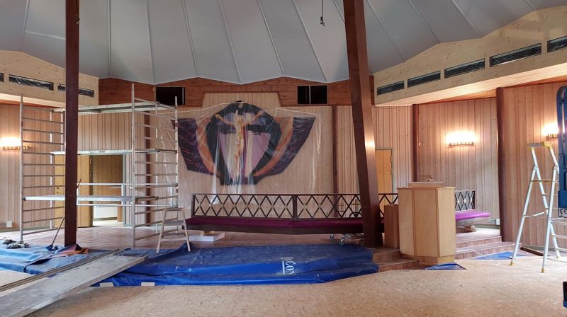 Tingnes kirke i full renovasjonshabitt.