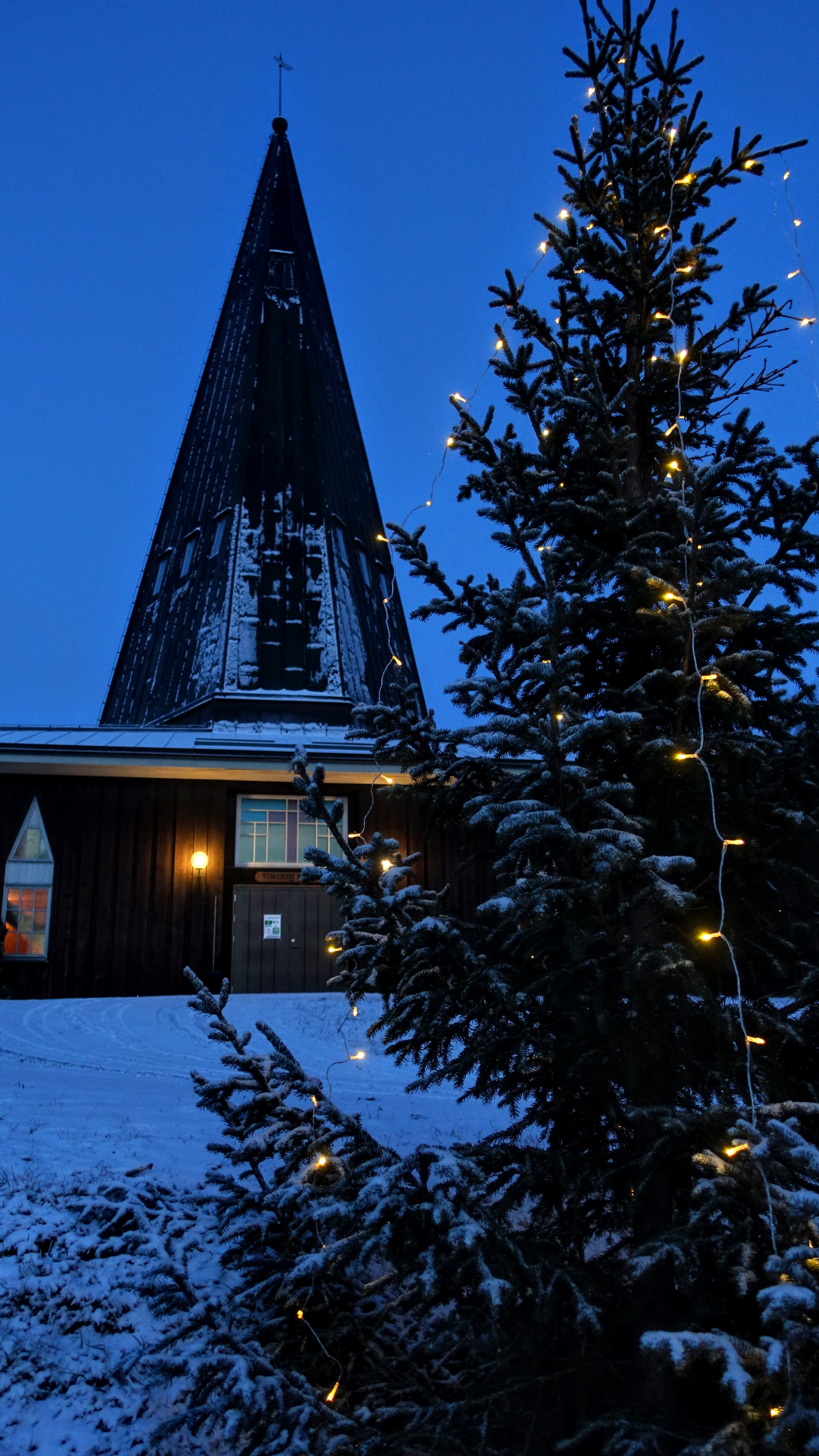 Juletre ved Tingnes kirke julen 2020