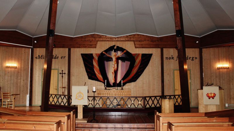 Fondveggen og alterteppet i Tingnes kirke