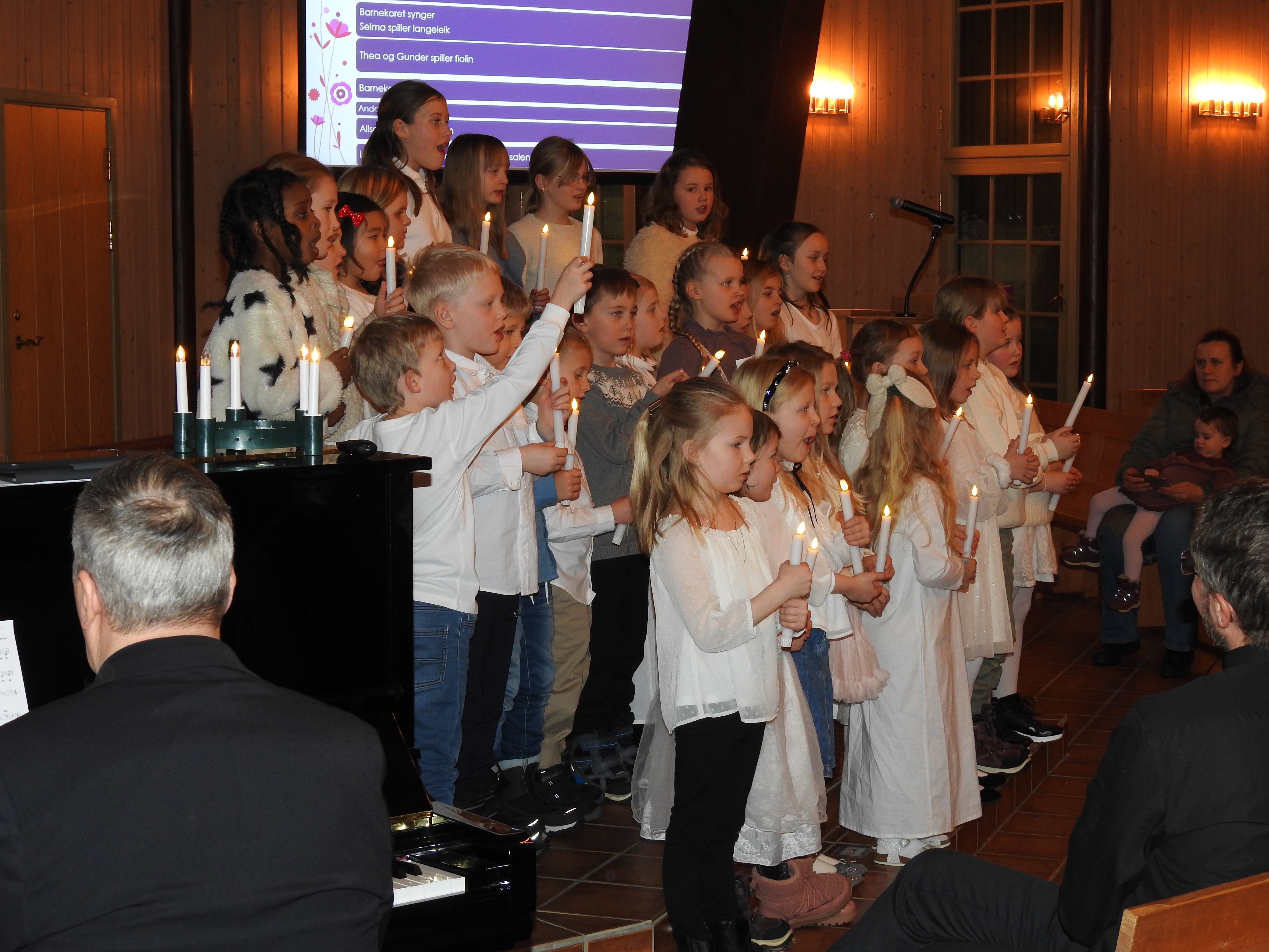 Tingnes barnekor med lys. Foto: Hans Enger