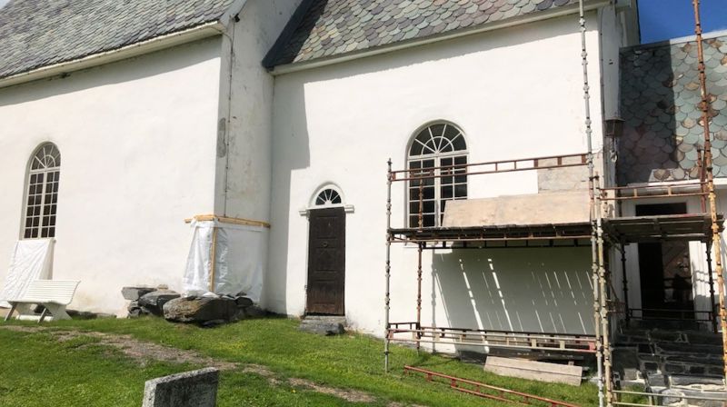 Ulnes kyrkje -sørsida med stillas