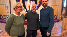 Toril Olvik (helsesykepleier), Simen Almås og prest Jostein Enger i prat etter foredraget