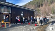 Konfirmantene samlet utenfor Tingnes kirke. Foto. Kristine Inderhaug