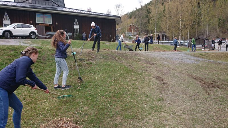 Fra dugnaden på Tingnes kirkegård 2019