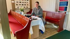 Josiah Haugli er en av fire kirkeverter som tar imot besøkende i kirka i sommer