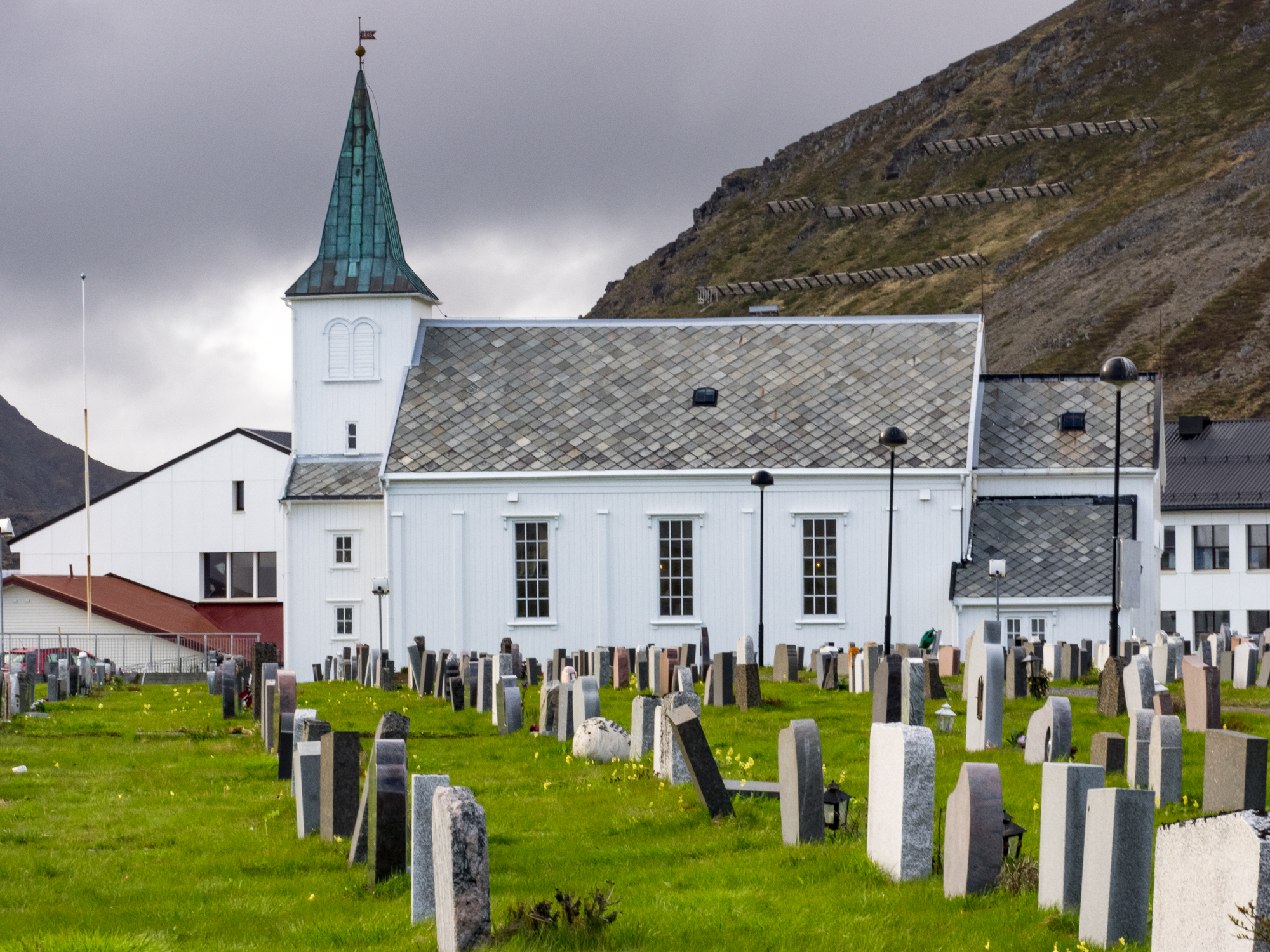 Honningsvåg kirke og kirkegård. Foto: Niels Westphal