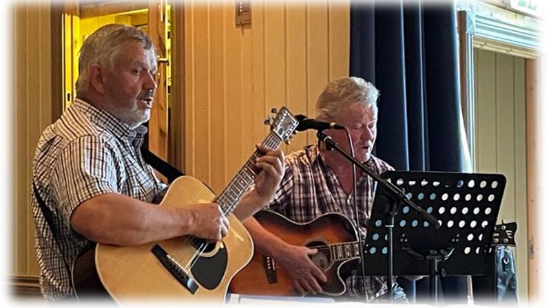 Kai Vangen og Ola Thesen spiller i åpen kirke....