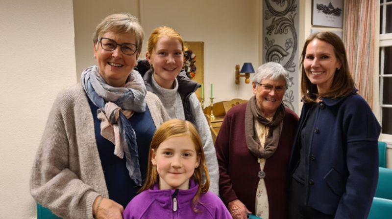 Fire generasjoner på basar på Fenes: Mor, mormor og oldemor Margrete Abelvik, Ingeborg Abelvik Landrø, Rigmor Landrø Hepsø, Maia Kristine Hepsø og Julie Hepsø.