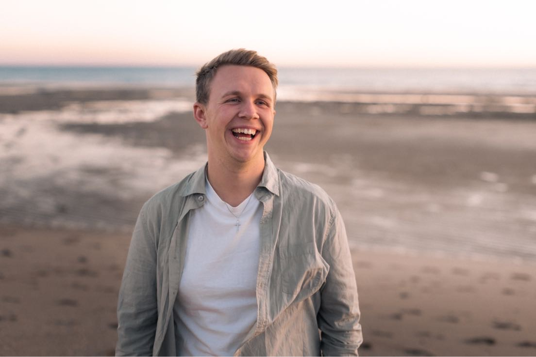 Teologistudenten Mikael skal være prestevikar i sommer