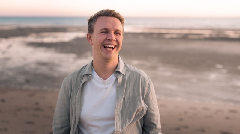 Teologistudenten Mikael skal være prestevikar i sommer