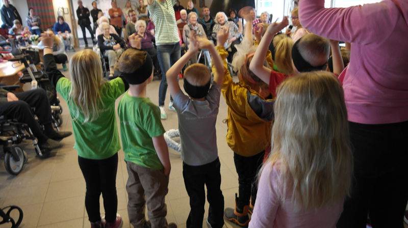 Barna sjarmerte på Orkdal helsetun