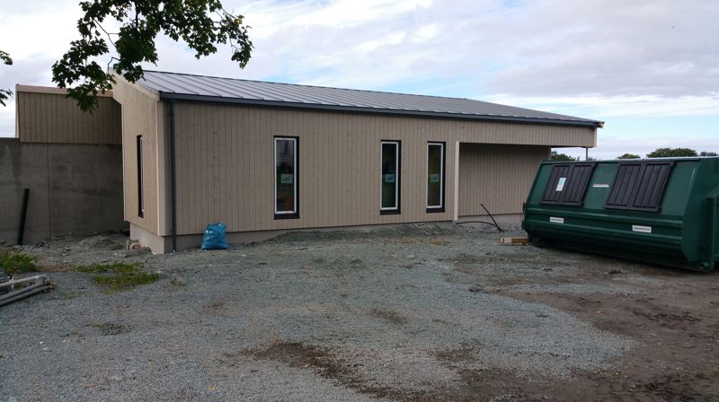 Fasadebilde mot øst med mannskapsavdeling og publikumstoalett