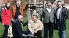 TREPLANTING: Sandra Keller, Wittenberg turistkontor, Dagfinn Aune, nestleder i styret for Ørland kulturseter, Ola Garli, sokneprest i Ørland, Hans W. Kasch, kontaktperson for Det Lutherske Verdensforbund, Terje Bratberg, historiker og Hallgeir Grøntvedt, ordfører i Ørland. Bilde: Fosna-folket.