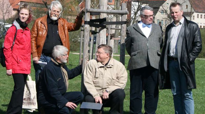 TREPLANTING: Sandra Keller, Wittenberg turistkontor, Dagfinn Aune, nestleder i styret for Ørland kulturseter, Ola Garli, sokneprest i Ørland, Hans W. Kasch, kontaktperson for Det Lutherske Verdensforbund, Terje Bratberg, historiker og Hallgeir Grøntvedt, ordfører i Ørland. Bilde: Fosna-folket.