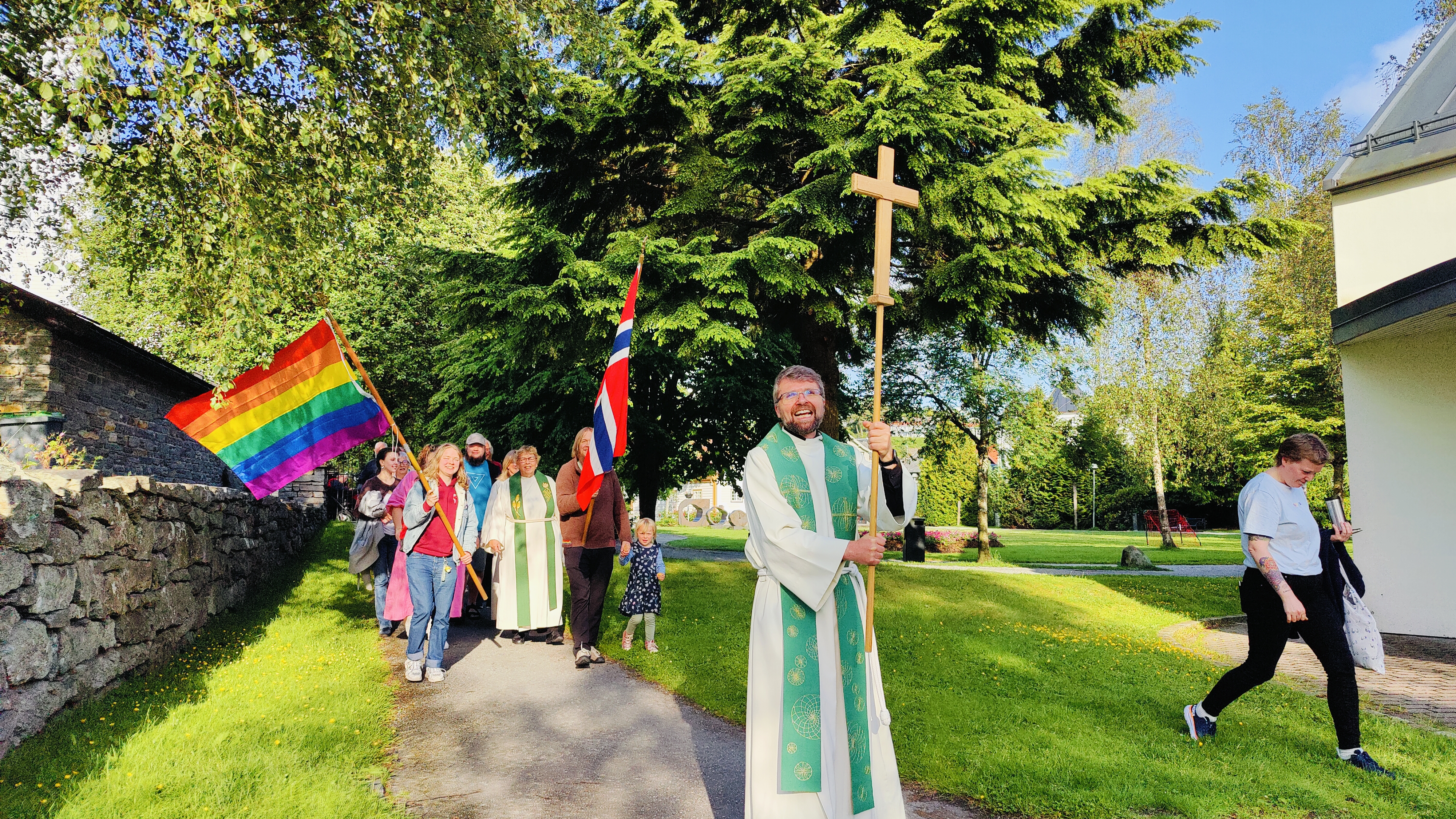 Frå i fjor, då prosesjonen gjekk frå gudsteneste i kyrkja til "kyrkesuppe" i Tunet. Velkommen til både gudstenestefeiring og samver etterpå, også i år! (Foto: Sigurd R. Tunestveit