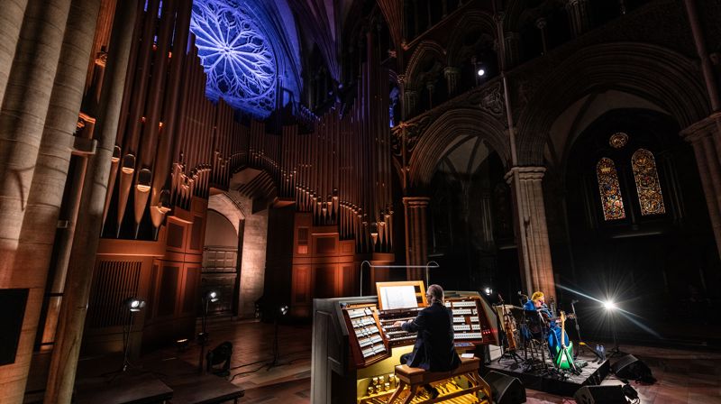 Duoen Kleive & Reiersrud har spelt i lag i fleire tiår. Her frå Olavsfest i Trondheim. (Foto: Esben Krogstad Kamstrup)