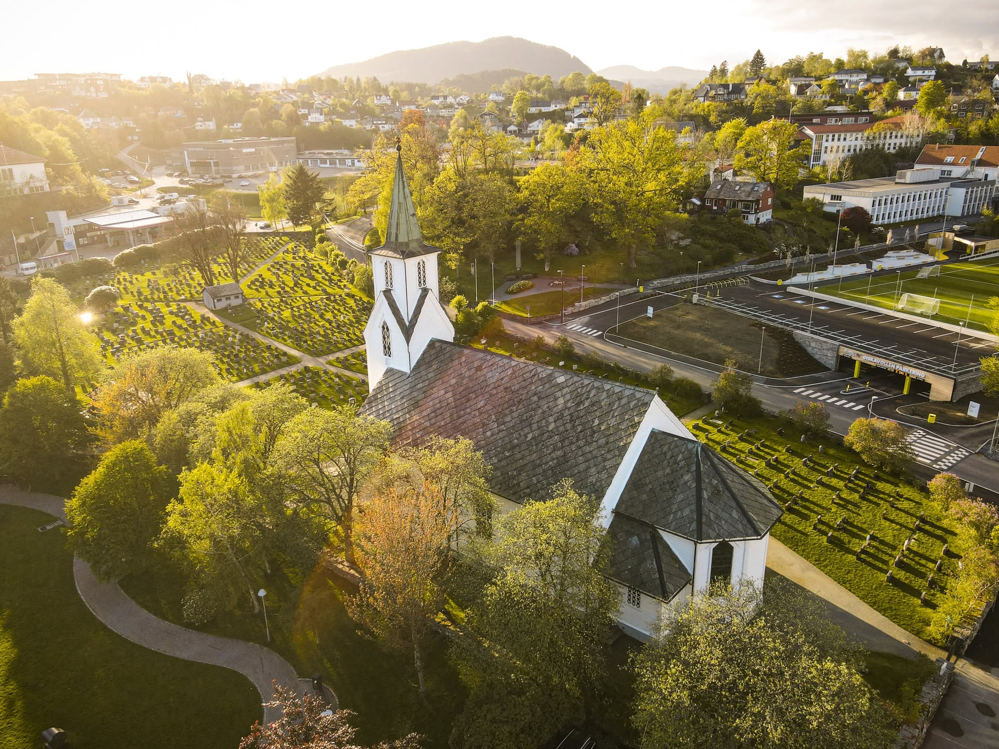 Os kyrkje i morgonlys