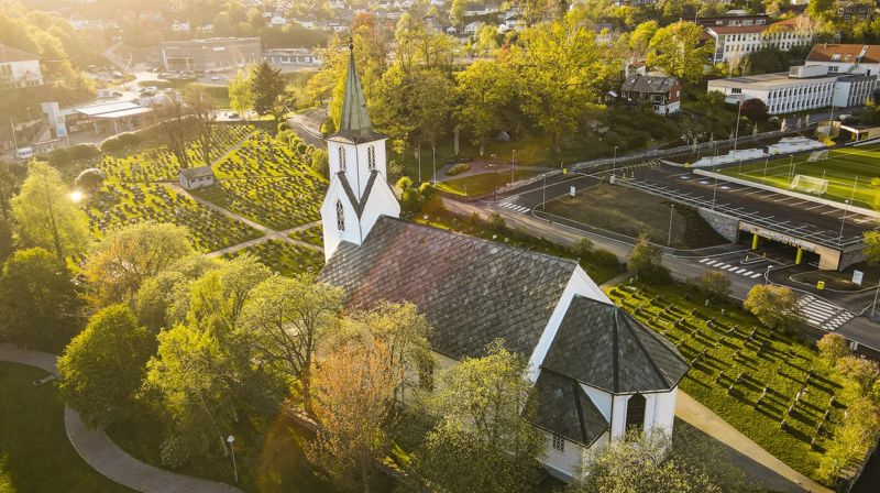 Os kyrkje i morgonlys