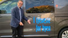 Kirkeverge Robert Wright er glad for at KfiO har fått nye miljøbiler som skal bidra til å synliggjøre kirken i bybildet.