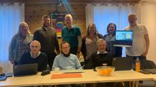 Kirkevergens utvidede ledergruppe jobber med budsjettet for 2022 og håper på kompensasjon fra kommunen for høye strømregninger. F.v. oppe: Astrid E. Petersson, Olav F. Lende, Tore N. Forset, Aslaug Irene H. Gjerull, Helga Lindland, Odd Vegge. F.v. nede: Andreas Seierstad, Robert Wright, Andrè Selli.