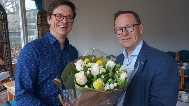Leder av fellesrådet, Dag-Eirik Lannem, takket av kirkeverge Robert Wright, for stor og viktig innsats for kirken i Oslo.