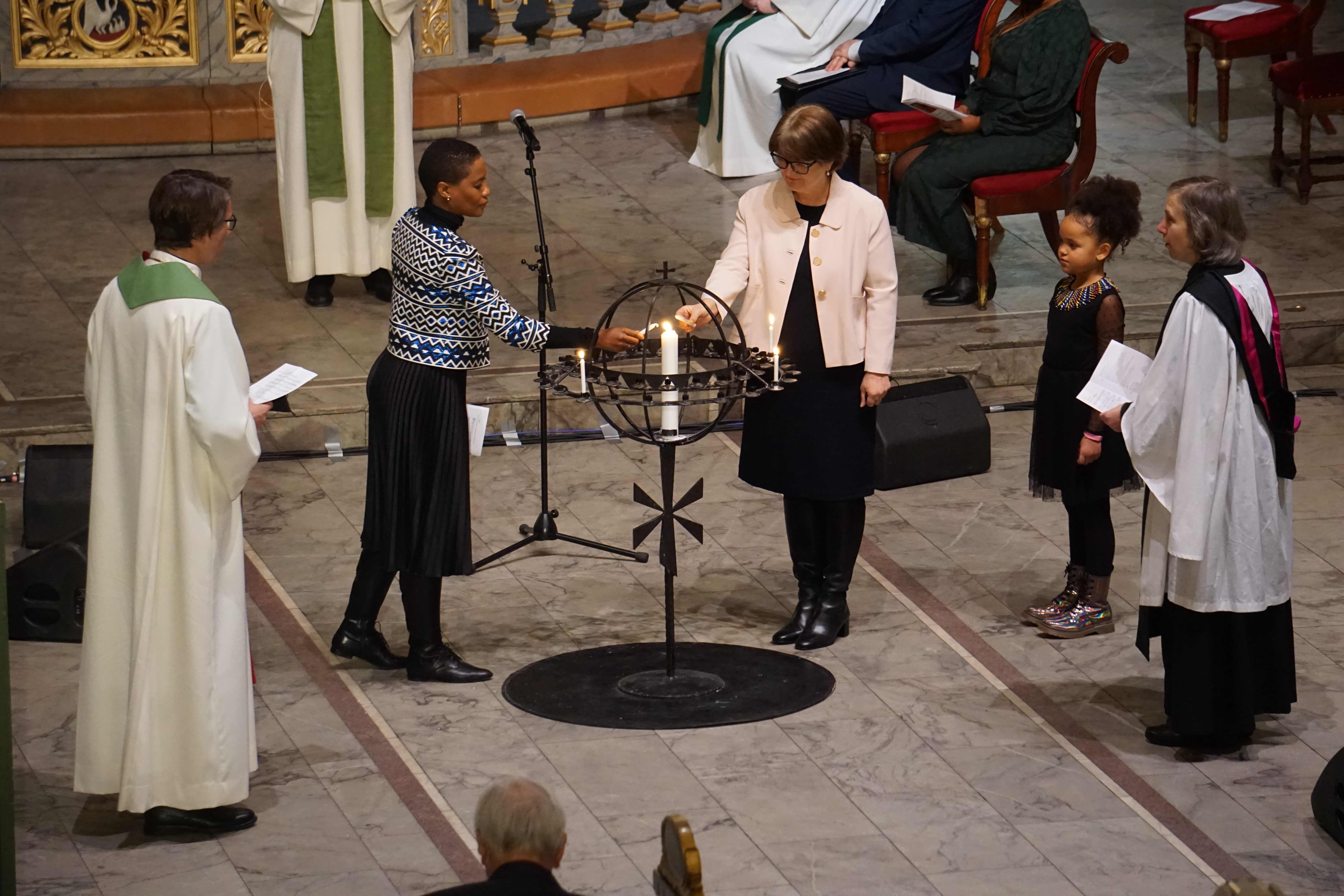 Lystenning for Desmond Tutu under minnegudstjeneste i Oslo domkirke.