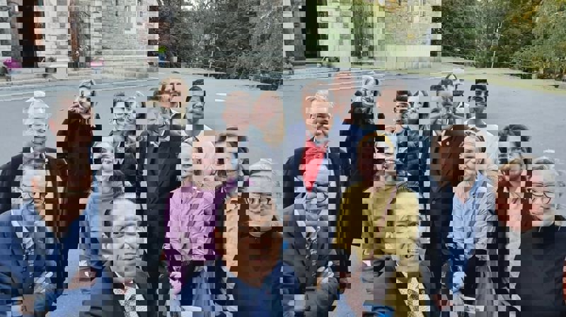 Bystyrets kultur- og utdanningsutvalg på kirkesafari. Her utenfor Fagerborg kirke. Foto: Talat Butt