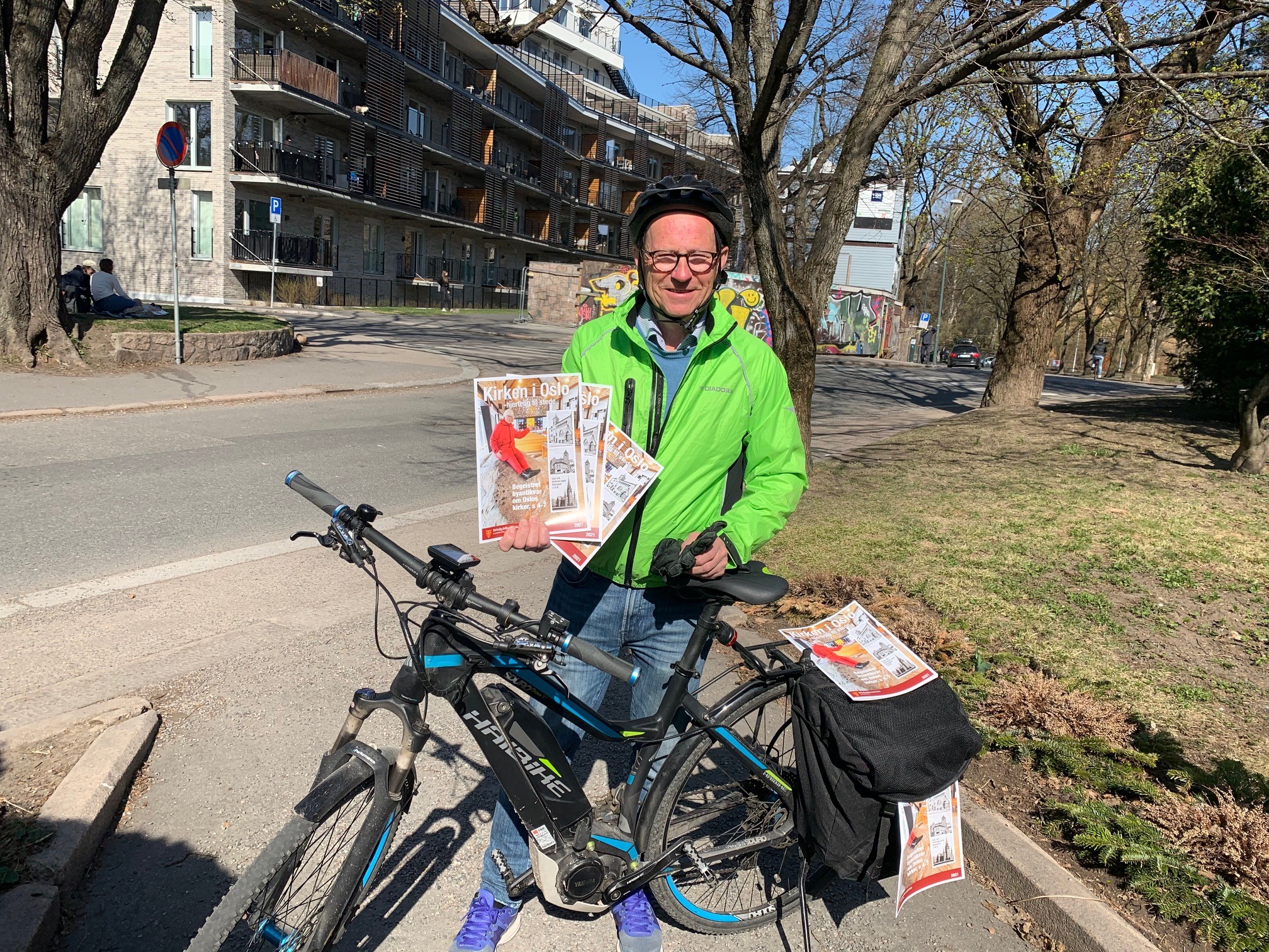 Kirkeverge Robert Wright er i gang med distribusjon av fellesrådets Årsmagsin "Kirken i Oslo" 2021