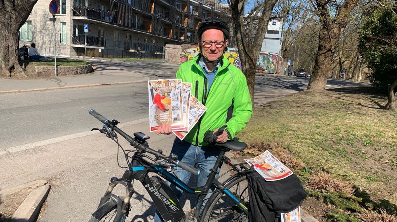 Kirkeverge Robert Wright er i gang med distribusjon av fellesrådets Årsmagsin "Kirken i Oslo" 2021