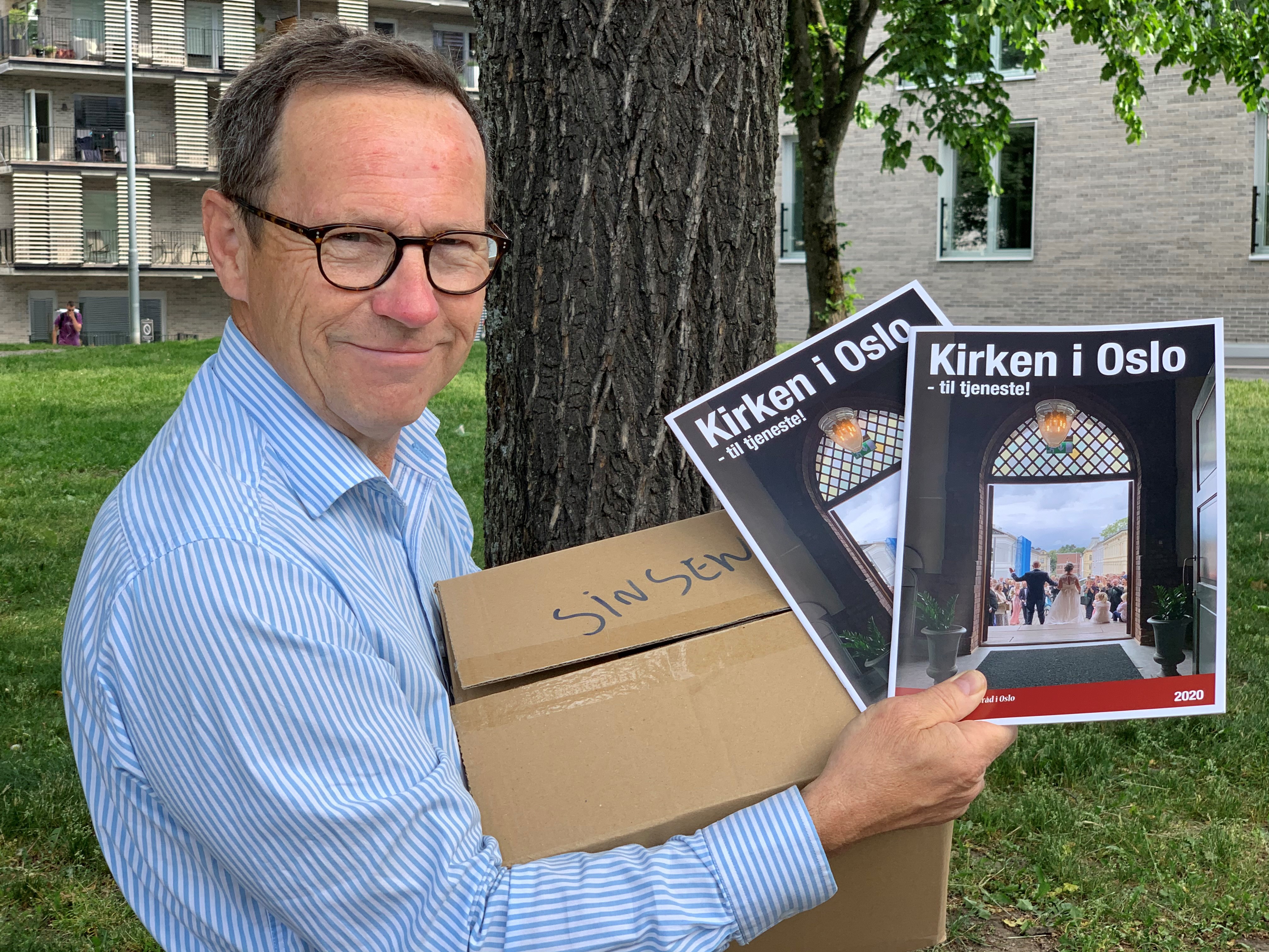 Kirkeverge Robert Wright har mottatt årets Kirken i Oslo, og nå skal de sendes ut til menighetene i Oslo og andre interesserte.