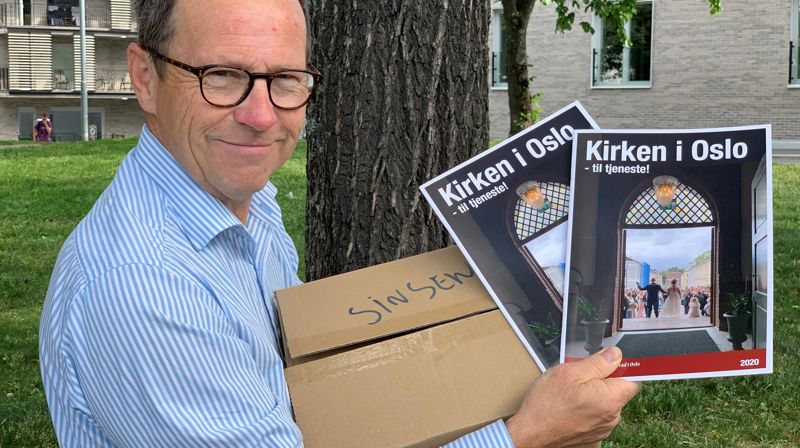 Kirkeverge Robert Wright har mottatt årets Kirken i Oslo, og nå skal de sendes ut til menighetene i Oslo og andre interesserte.