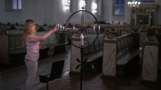 Andrea Solli er vert i nattåpen domkirke. Foto: NRK