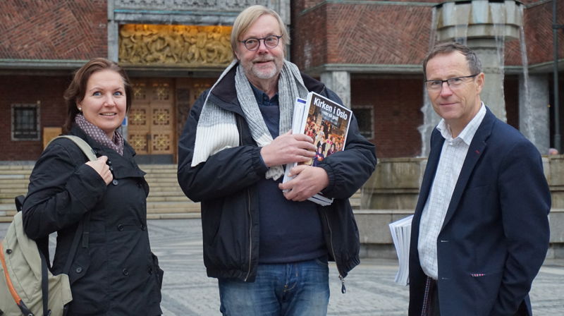 Nestleder i fellesrådet Lasse Bjølgerud, kirkeverge Robert Wright og seksjonsleder Helga Lindland inntar Oslo Rådhus for å påvirke den nye kulturkomiteen.