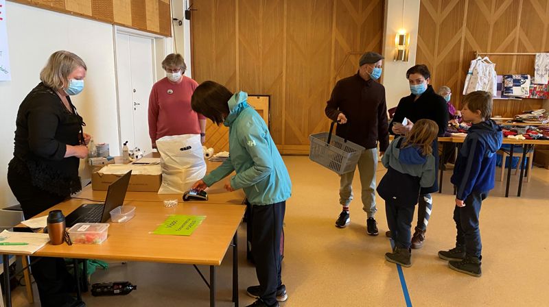 Frivillig Astrid E. Petersson (t.v.) styrer betalingen sammen med daglig leder Gry Gotaas Fredum når Tonsen menighet inviterer til popup-messe i korona-tider.