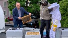 Kirkeverge Robert Wright, birøkter Erik Roede og lærling Renate Sæther steller godt med KfiO's nye leieboere i Akersbakken 32.